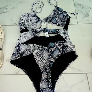 Women’s Size L OnePiece